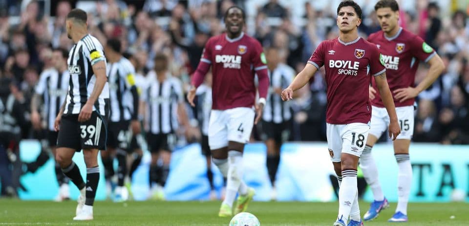 Players from Newcastle and West Ham on the pitch