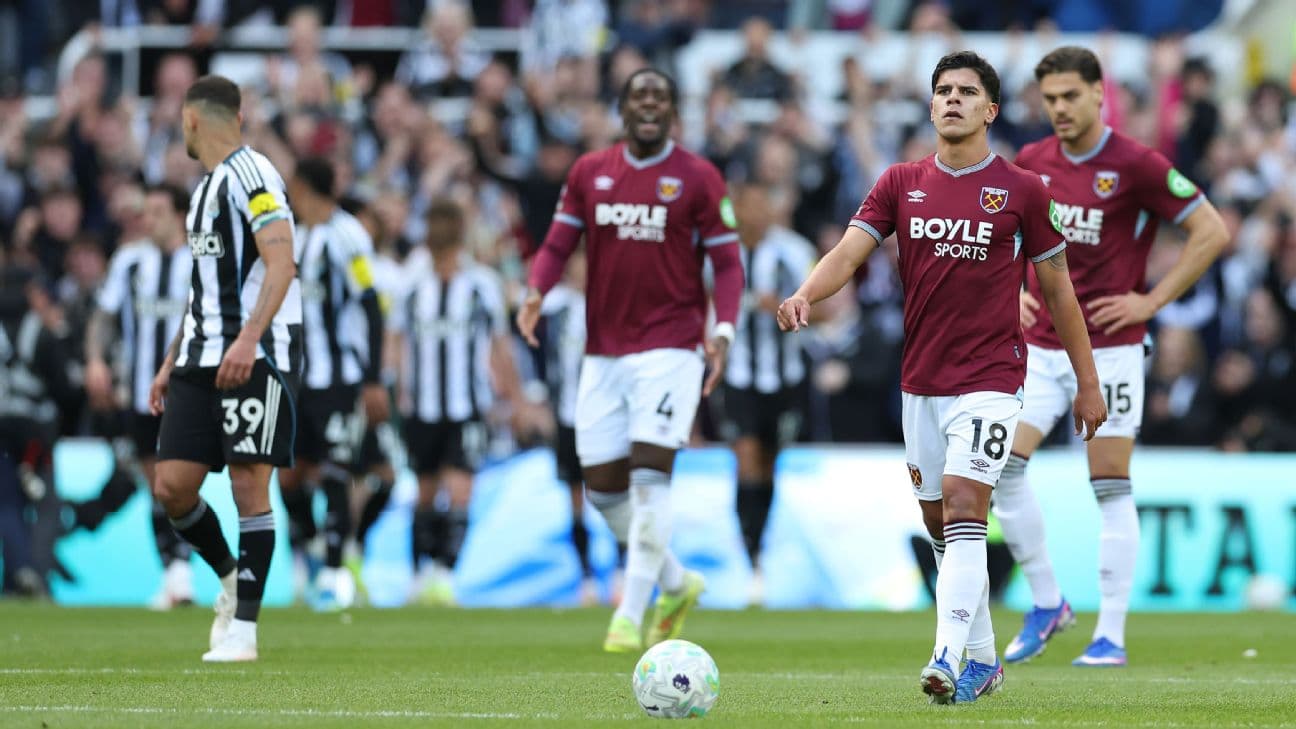 Players from Newcastle and West Ham on the pitch