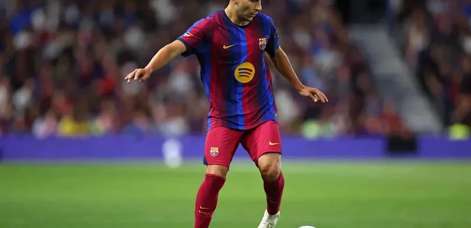 Player dribbling ball during match at Camp Nou