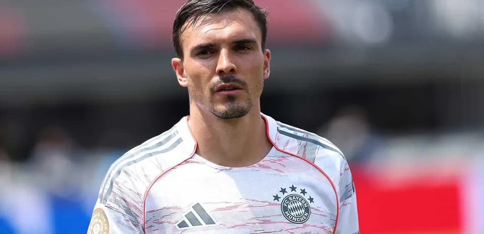 Player in Bayern Munich jersey during training session