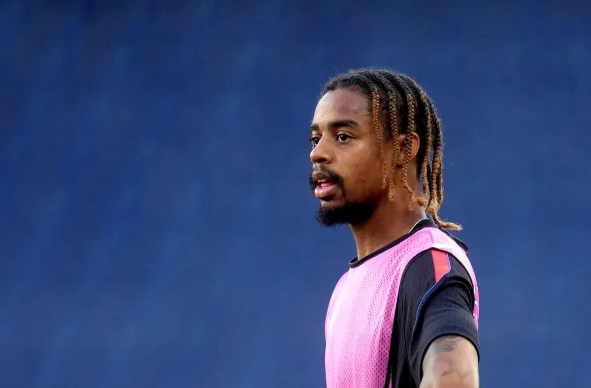 Player wearing pink training bib during warm-up