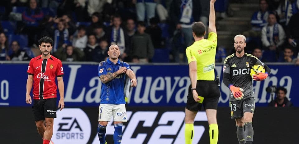 Referee showing red card during Mallorca vs Oviedo match