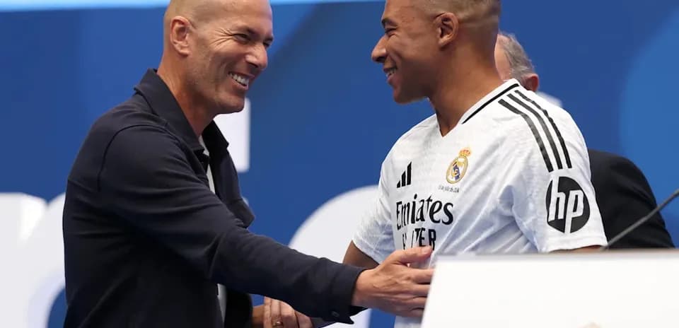Zinedine Zidane and player during signing ceremony