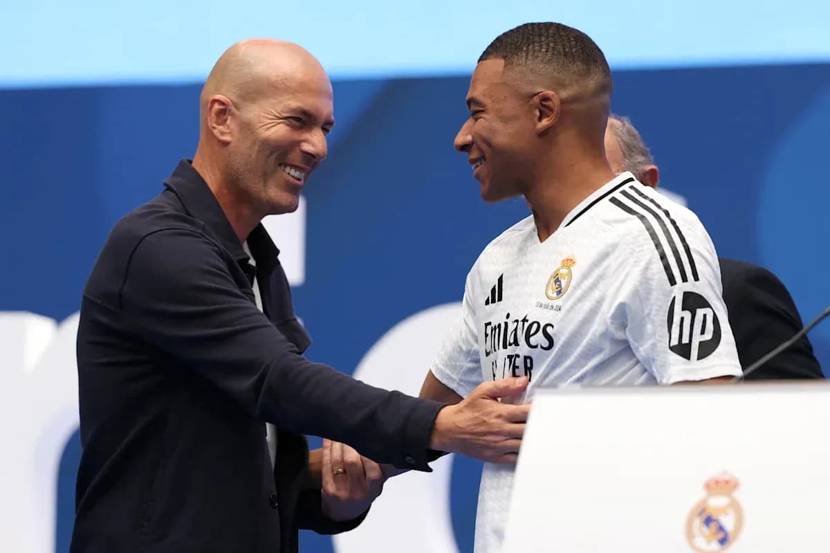 Zinedine Zidane and player during signing ceremony