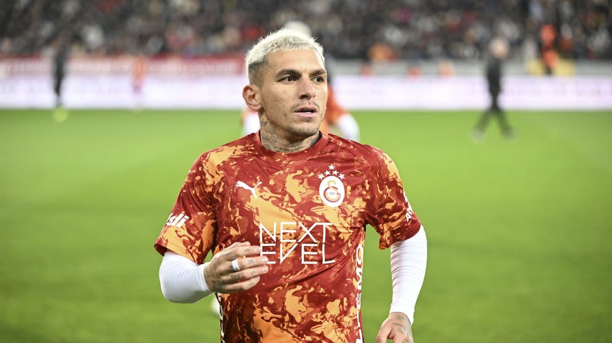 Player in Galatasaray jersey on the pitch