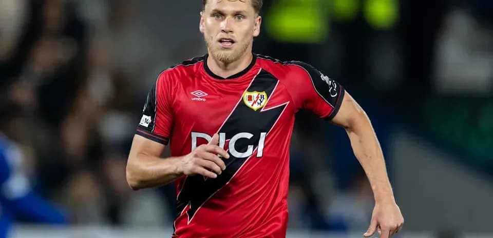 Player running in red Rayo Vallecano jersey