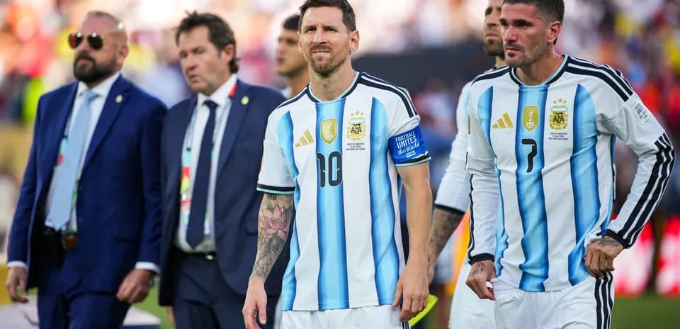 Lionel Messi and teammates walking off the pitch