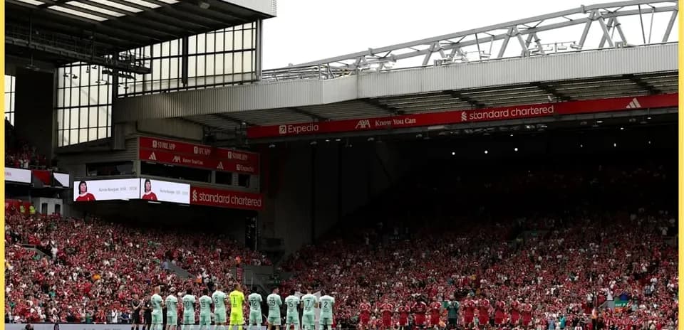 Teams lined up for tribute before match at Anfield
