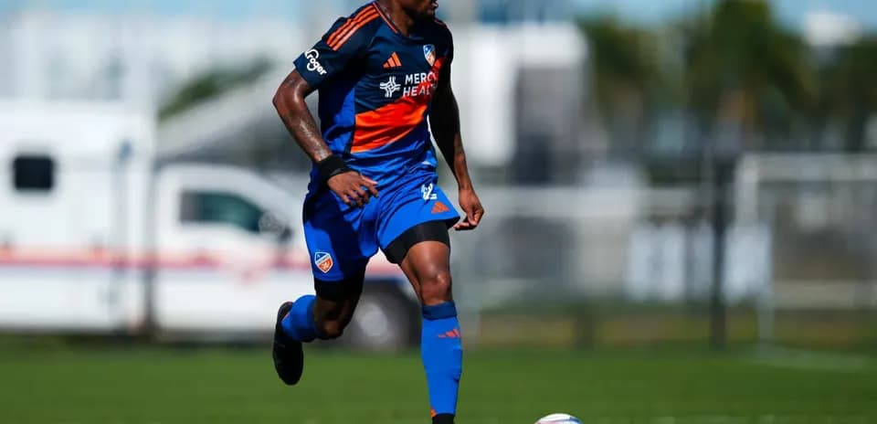 FC Cincinnati II player dribbling the ball