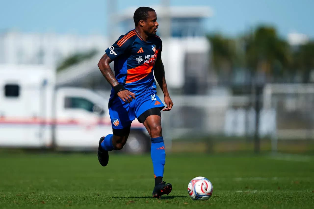 FC Cincinnati II player dribbling the ball
