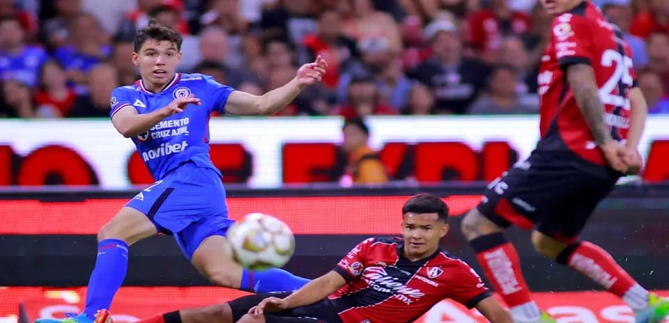 Cruz Azul player passing the ball against Atlas