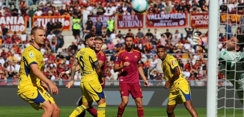 Players reacting to a high ball during match