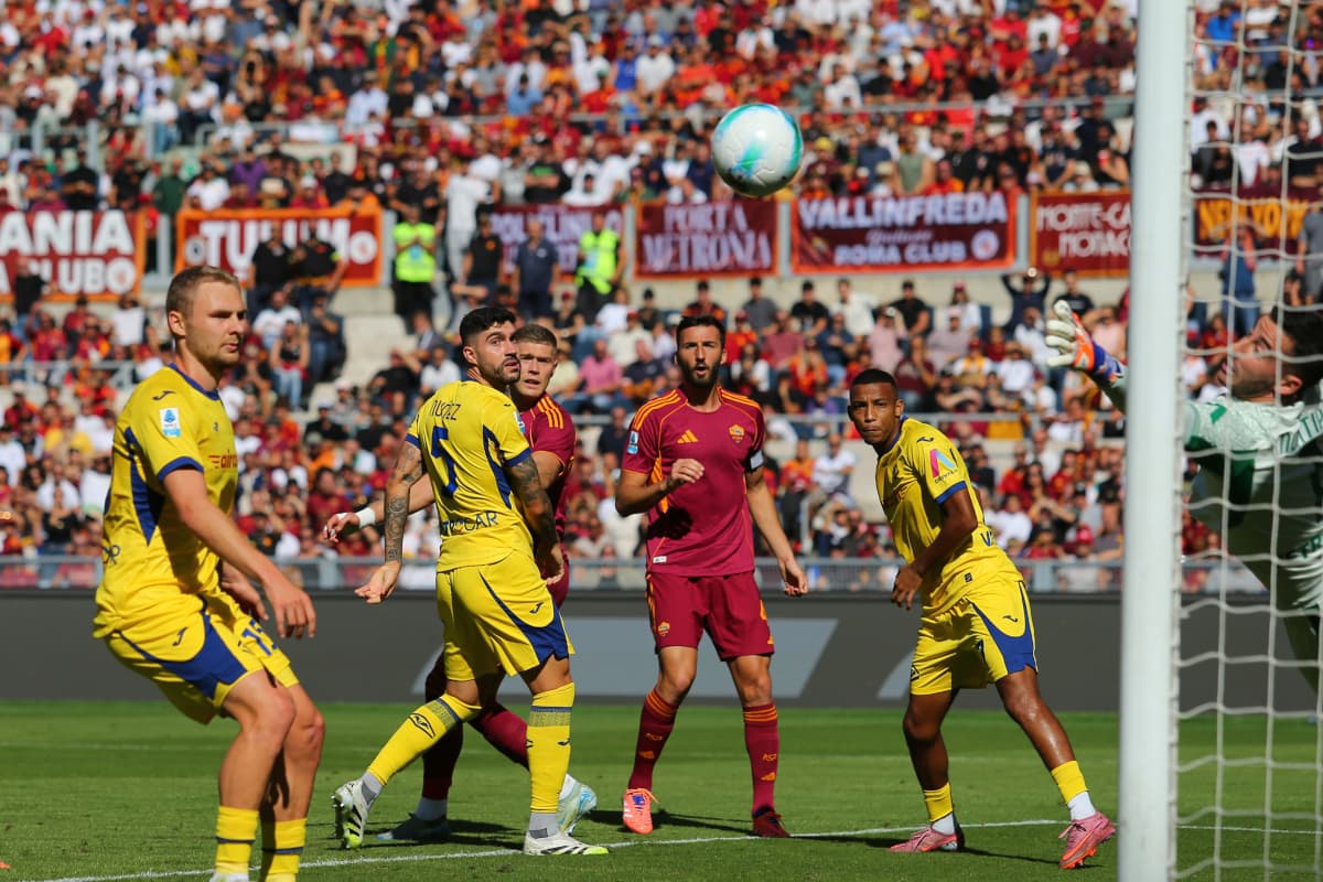 Players reacting to a high ball during match
