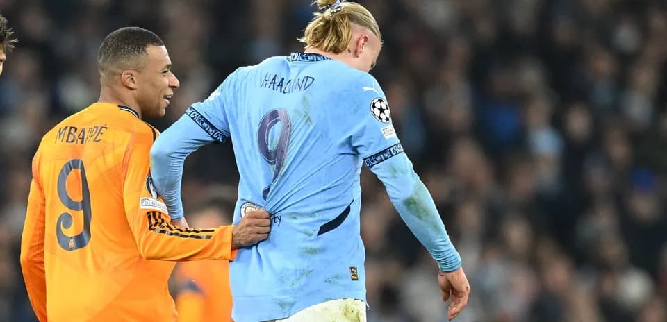 Kylian Mbappé pulling Erling Haaland's shirt
