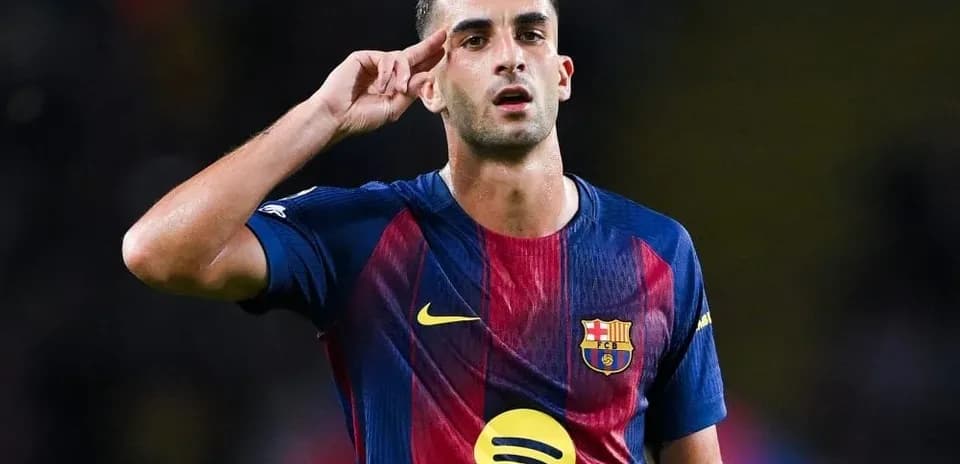 Player saluting fans in FC Barcelona jersey