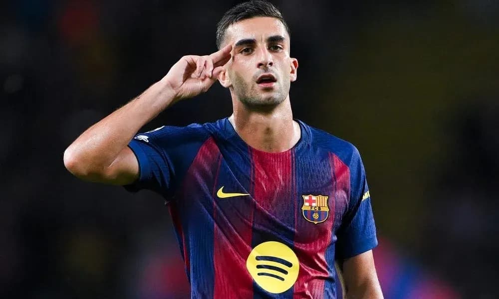 Player saluting fans in FC Barcelona jersey