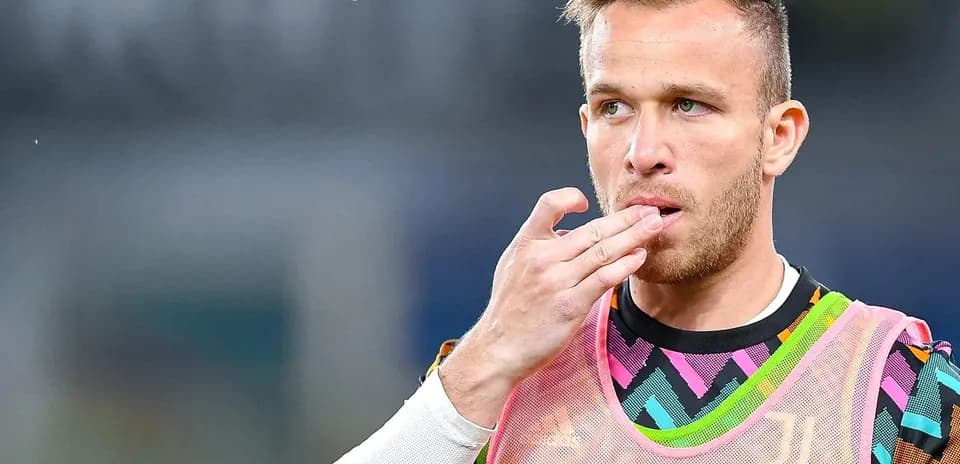 Player in Juventus kit preparing before the match