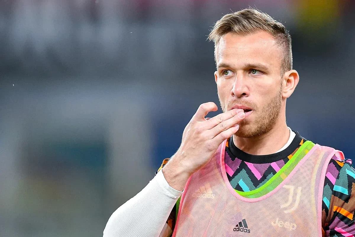 Player in Juventus kit preparing before the match