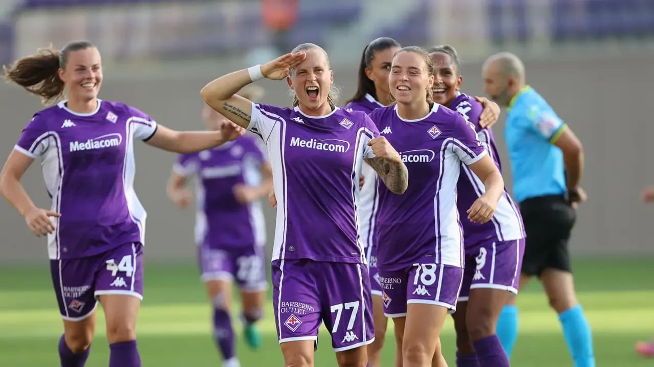 Fiorentina women celebrating a goal during match