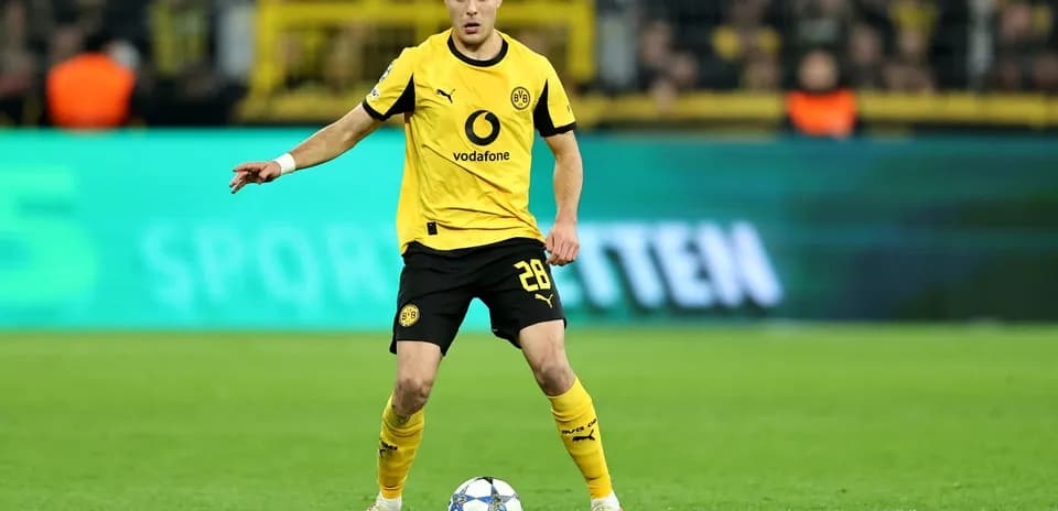 Borussia Dortmund player with ball during match
