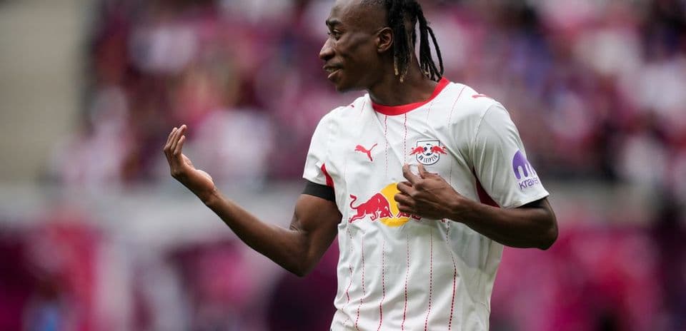 Player gesturing during match in RB Leipzig kit