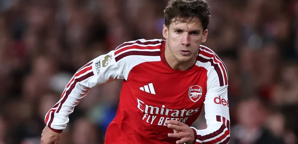 Arsenal player sprinting during a match