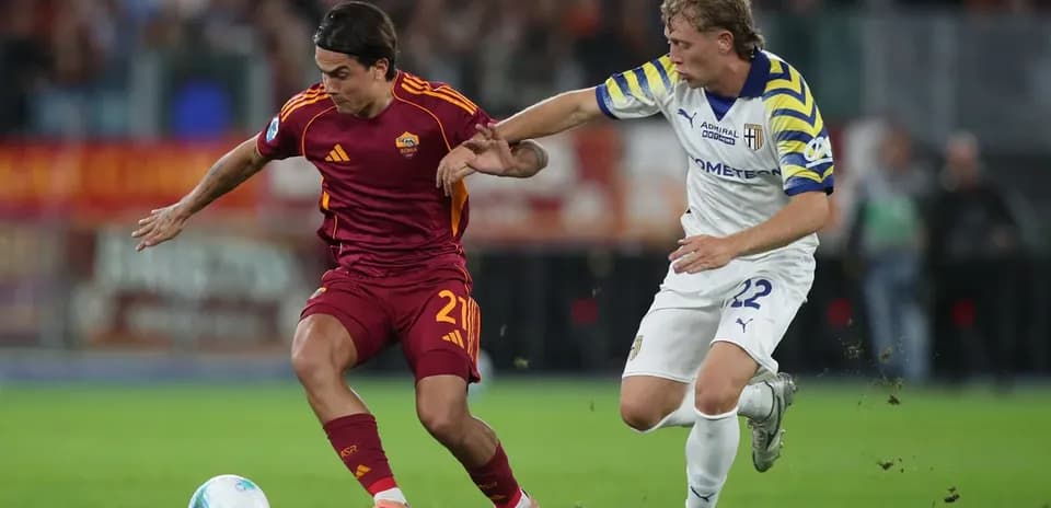 AS Roma player dribbling against Parma defender