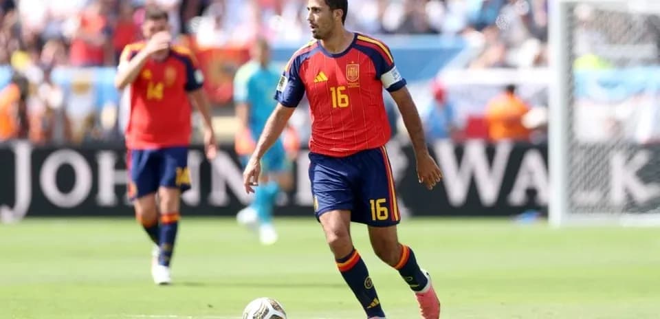 Spain player running with the ball during match
