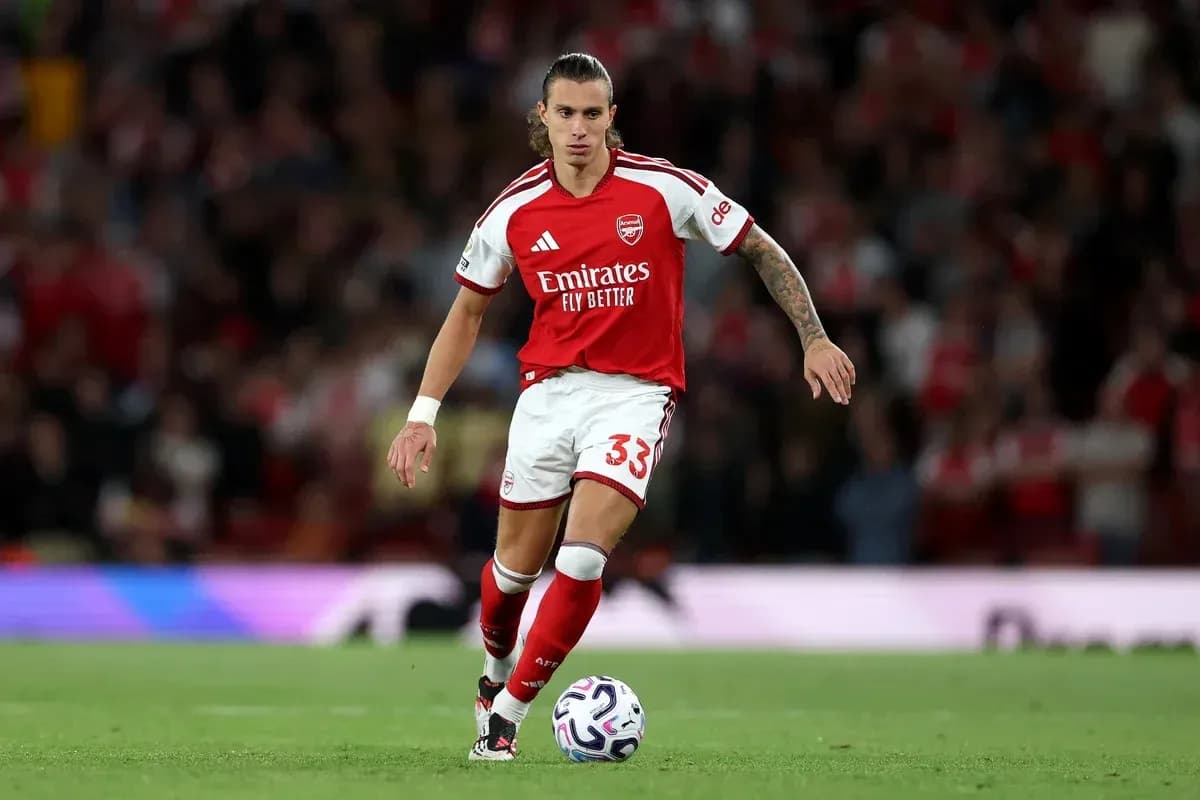 Arsenal player dribbling ball during match