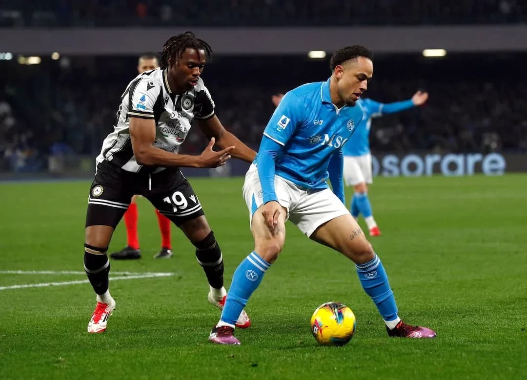 Napoli player dribbling against Udinese defender