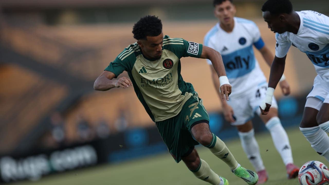 Atlanta United II player dribbling past opponent
