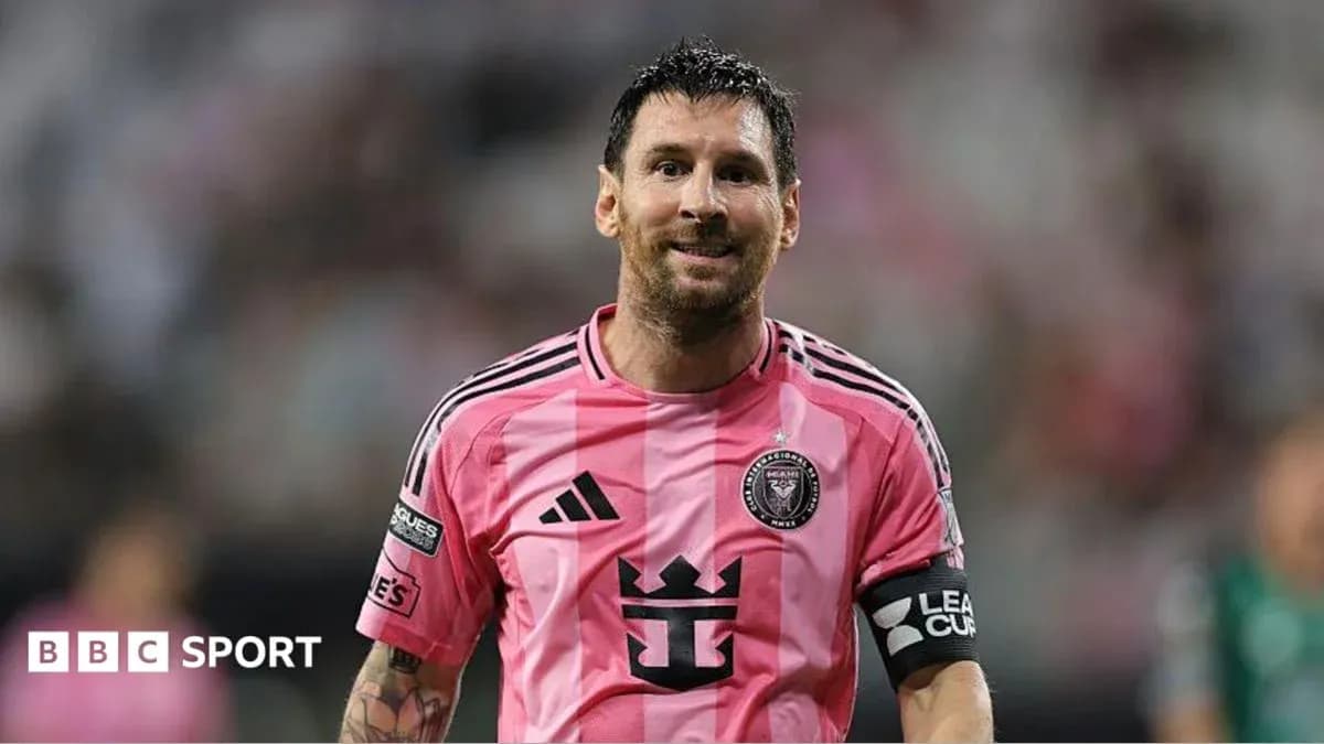 Player in pink jersey smiling during match