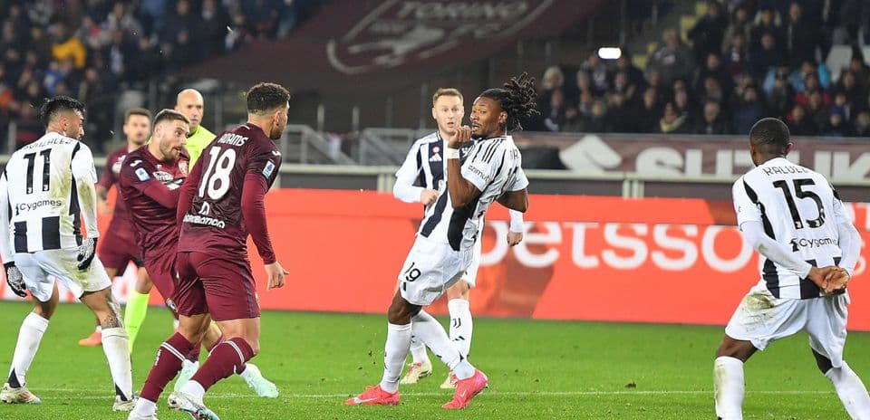 Players from Torino and Juventus competing for the ball