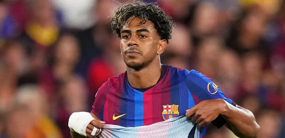 Player adjusting jersey during match at Camp Nou