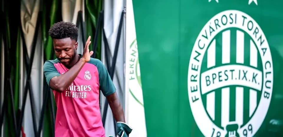 Player walking past Ferencvárosi Torna Club banner
