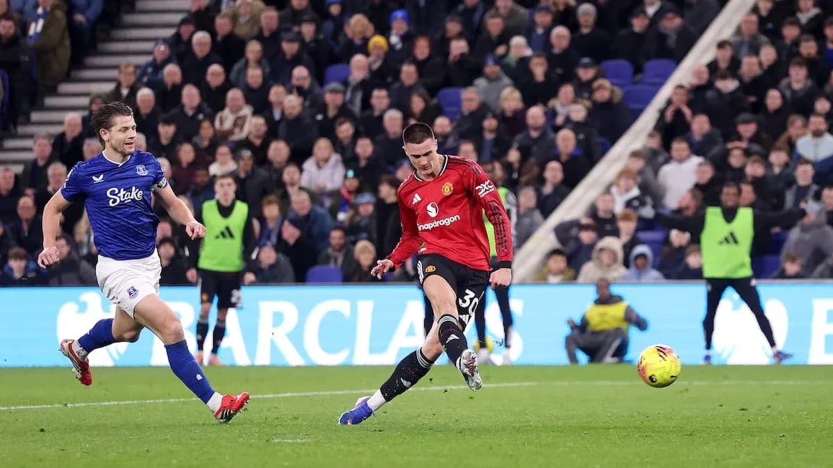 Everton player chasing Manchester United striker