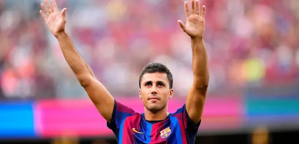 Player waving to fans at FC Barcelona match