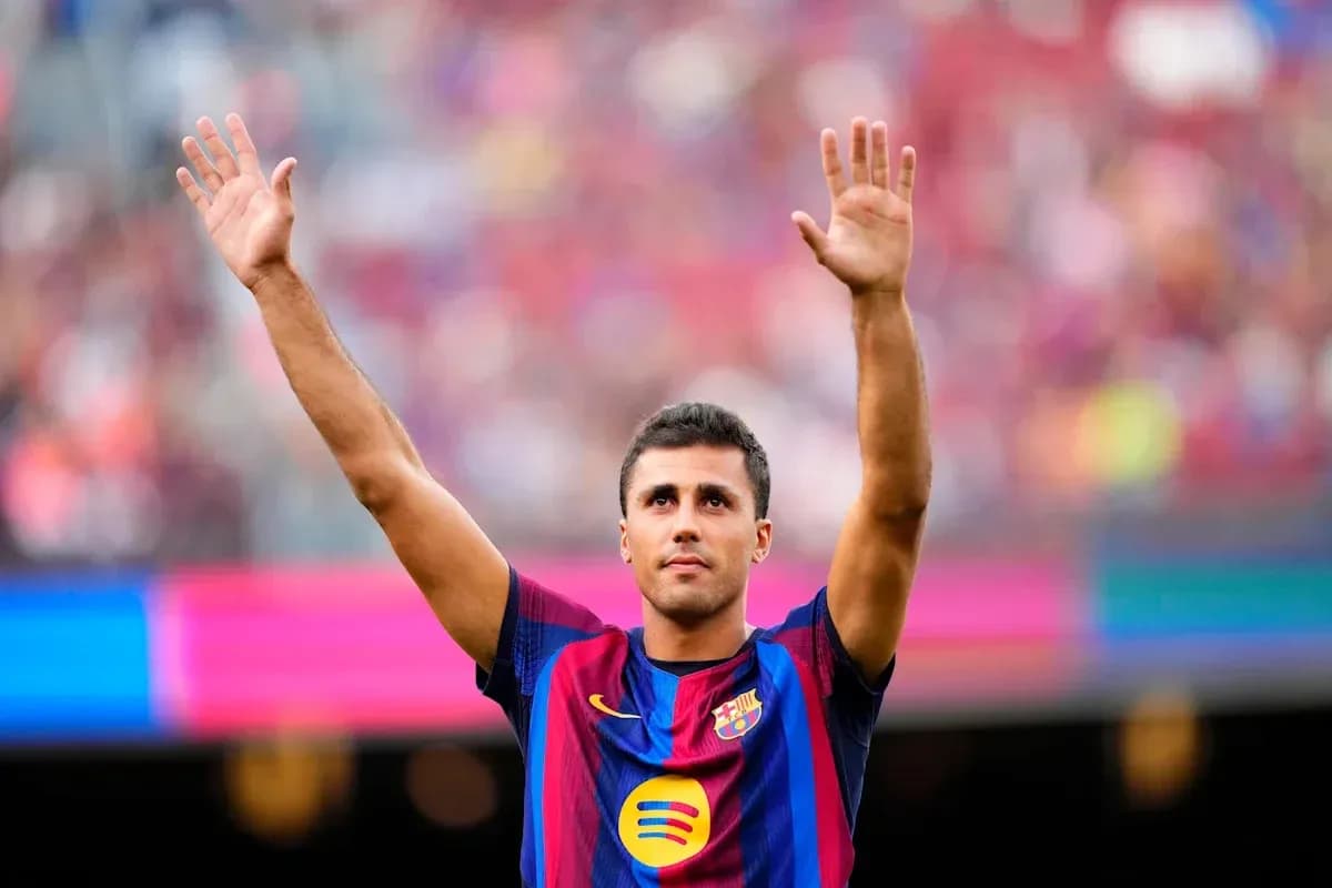 Player waving to fans at FC Barcelona match