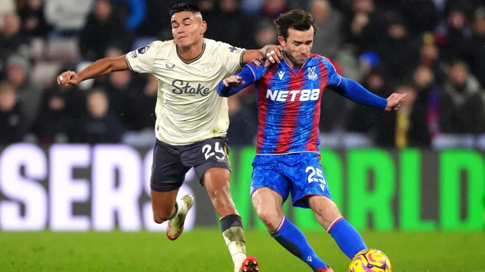 Crystal Palace and Everton players contesting the ball
