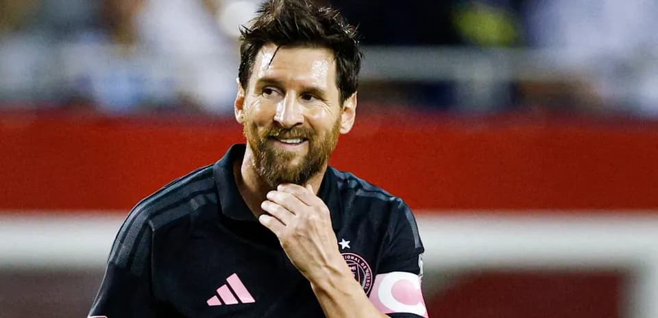 Player in black jersey with pink accents during match