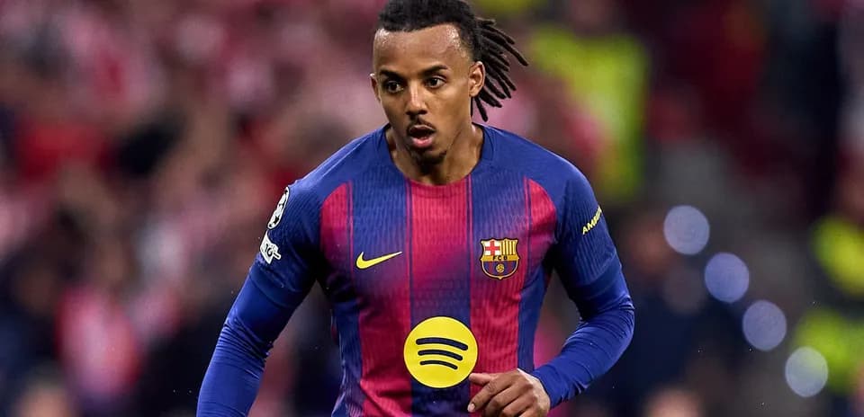 Player in Barcelona kit running on the pitch