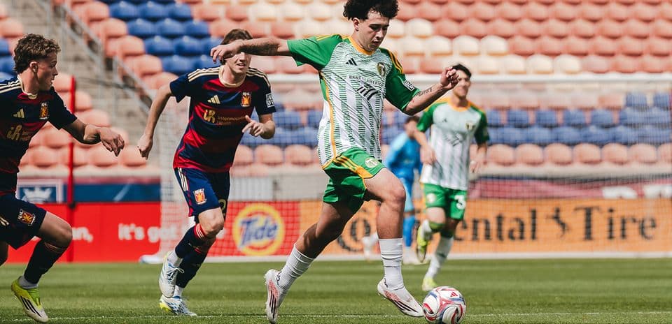 Real Monarchs player dribbling against Portland Timbers II