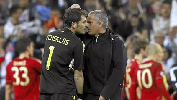 Iker Casillas talking to José Mourinho on field