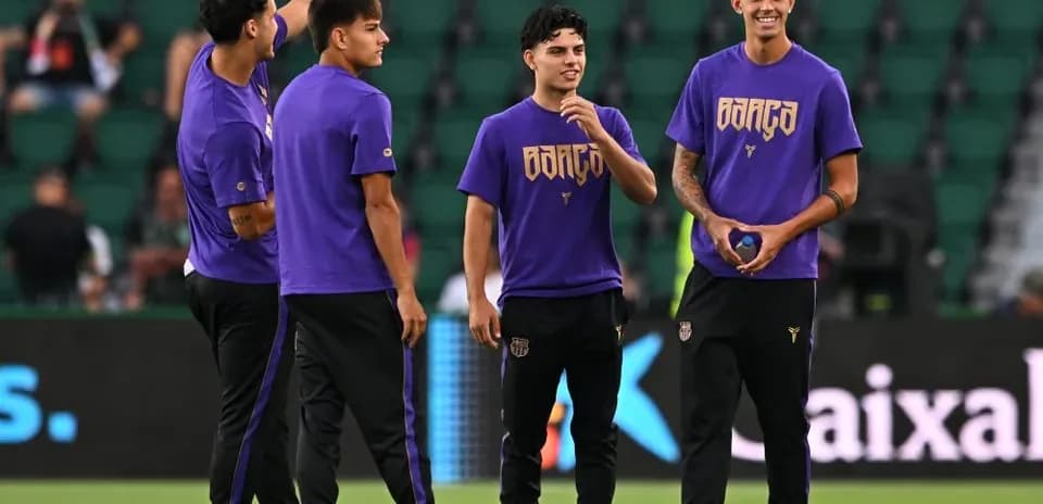 Players in purple training shirts on the pitch
