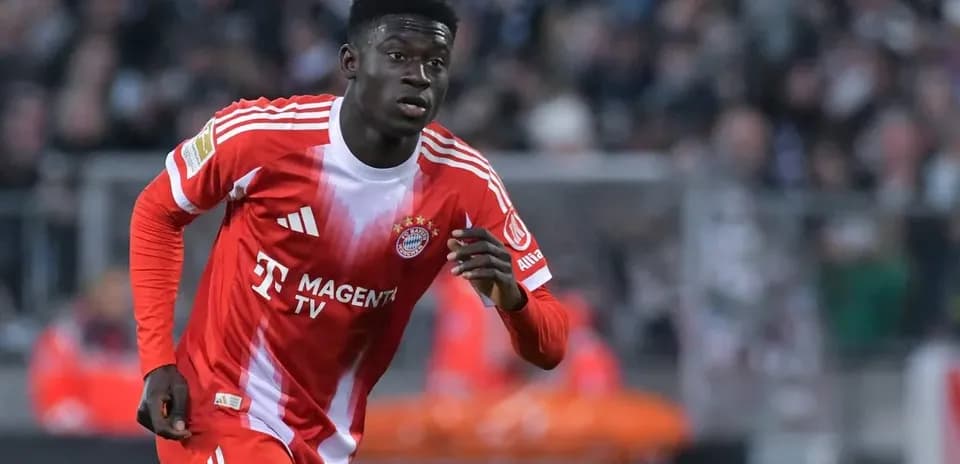 Player in Bayern Munich kit running during match