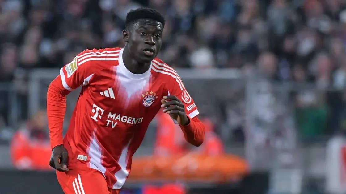 Player in Bayern Munich kit running during match