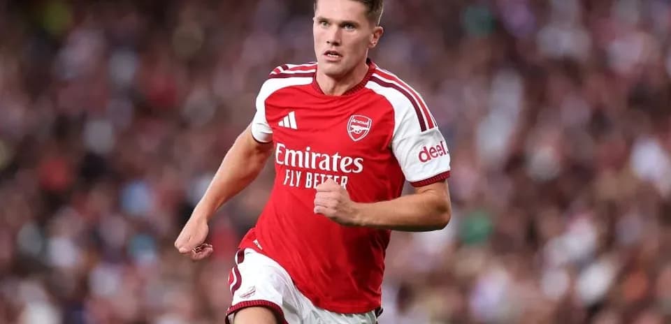 Arsenal player running during match action