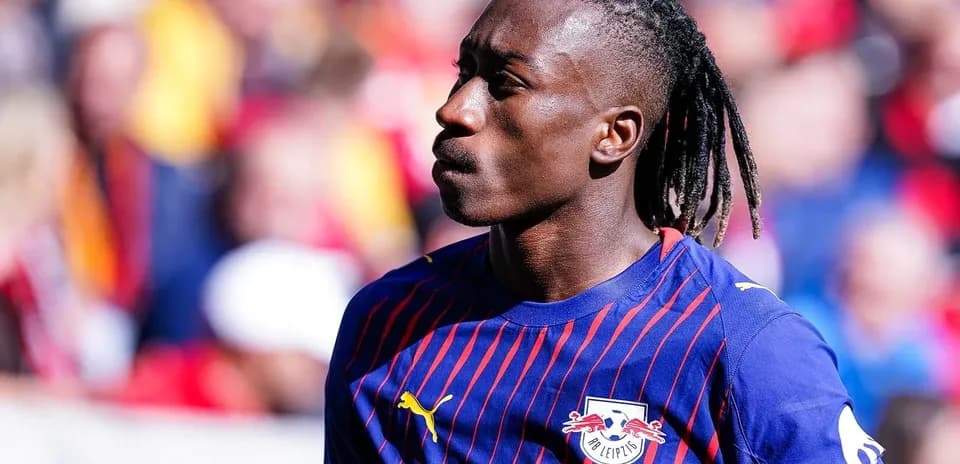 Player in RB Leipzig kit on the pitch