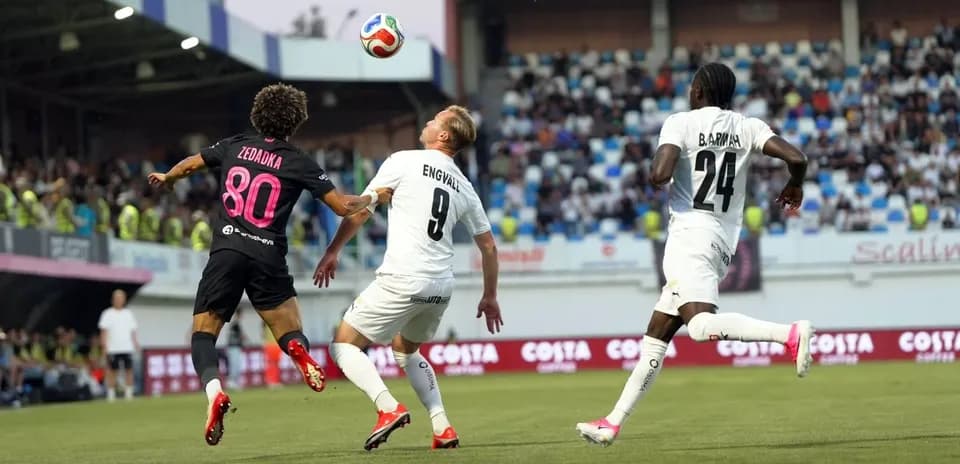 Zedadka and Engvall competing for the ball