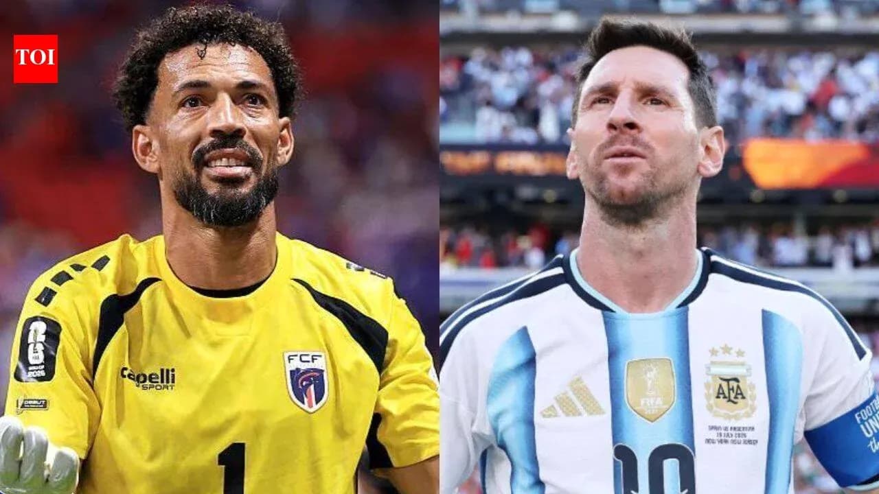 Two football players, one in goalkeeper kit, one in Argentina jersey
